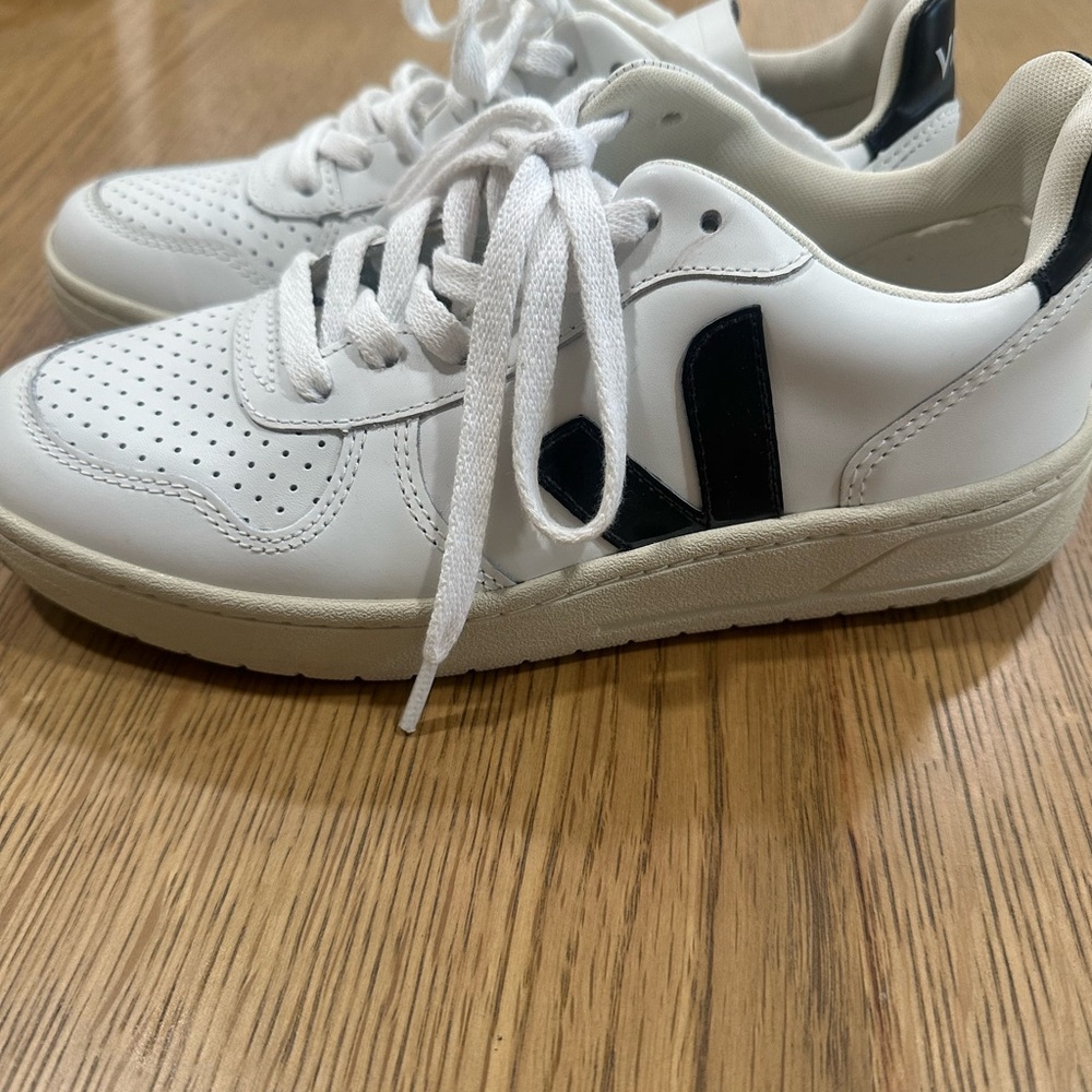 Veja White and Black Casual Sneakers